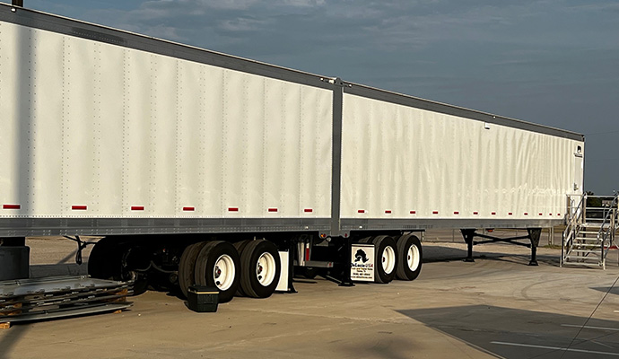 Mobile range double trailer unit